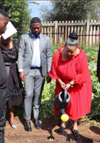 MEC Hlophe applauds Ekwazini Secondary’s 93.5% matric pass rate, eyes 100% in 2025